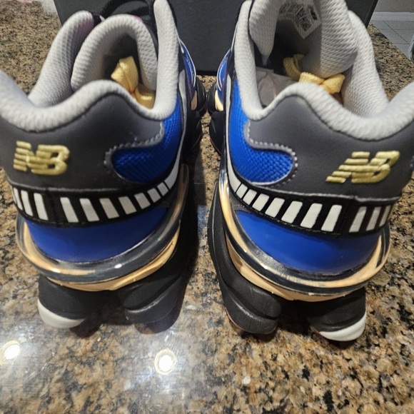 Athletic_Shoes